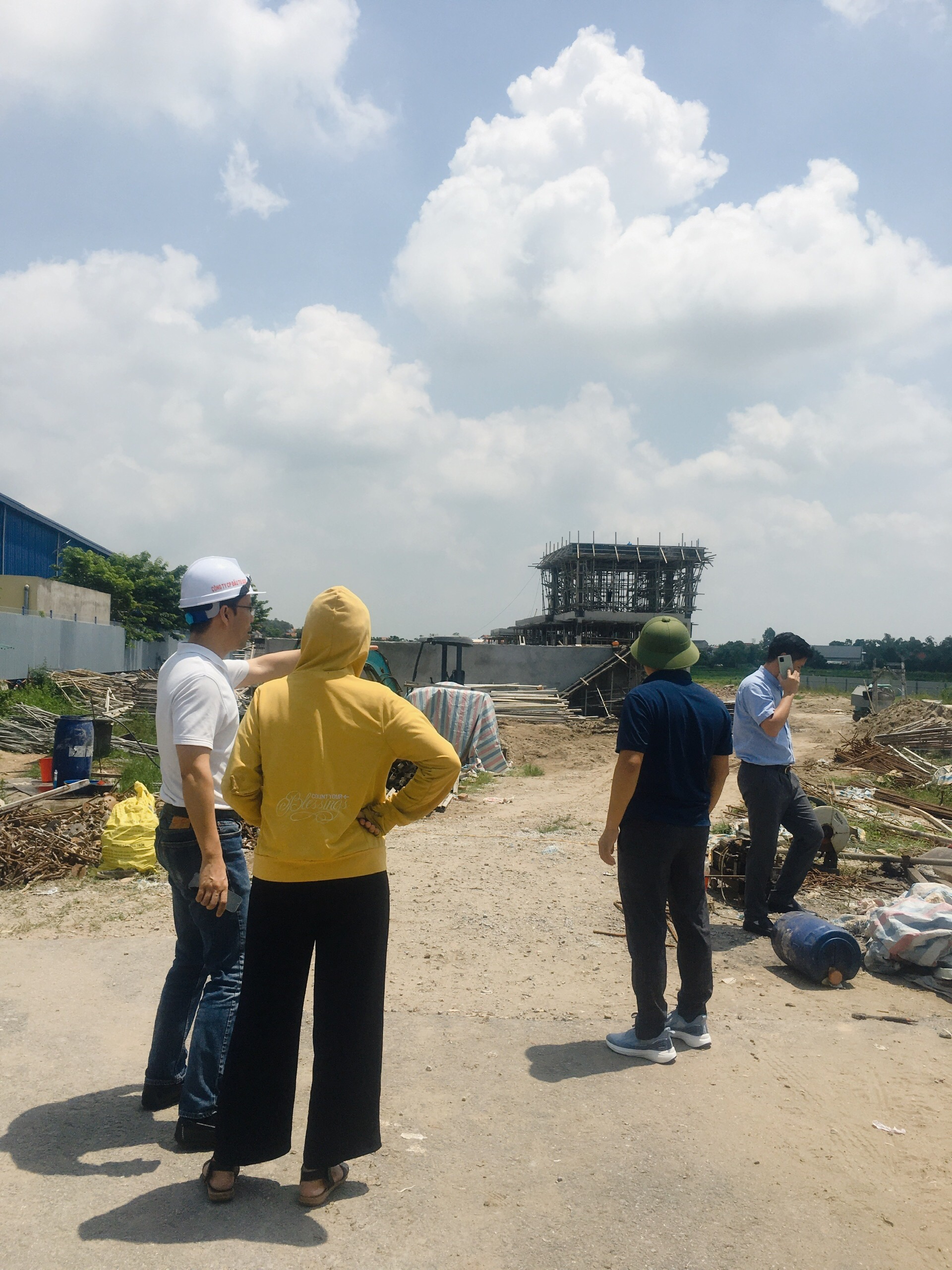 Các Nhà đầu tư tham quan dự án và khu XLNT tập trung CCN Đoan Bái