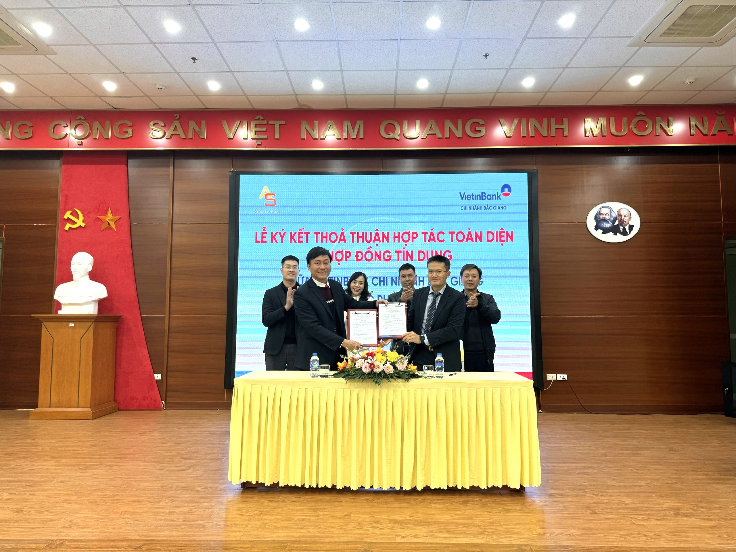 Lễ ký kết thỏa thuận hợp tác toàn diện & hợp đồng tín dụng giữa Vietinbank chi nhánh Bắc Giang và Công ty CPĐT ASIC