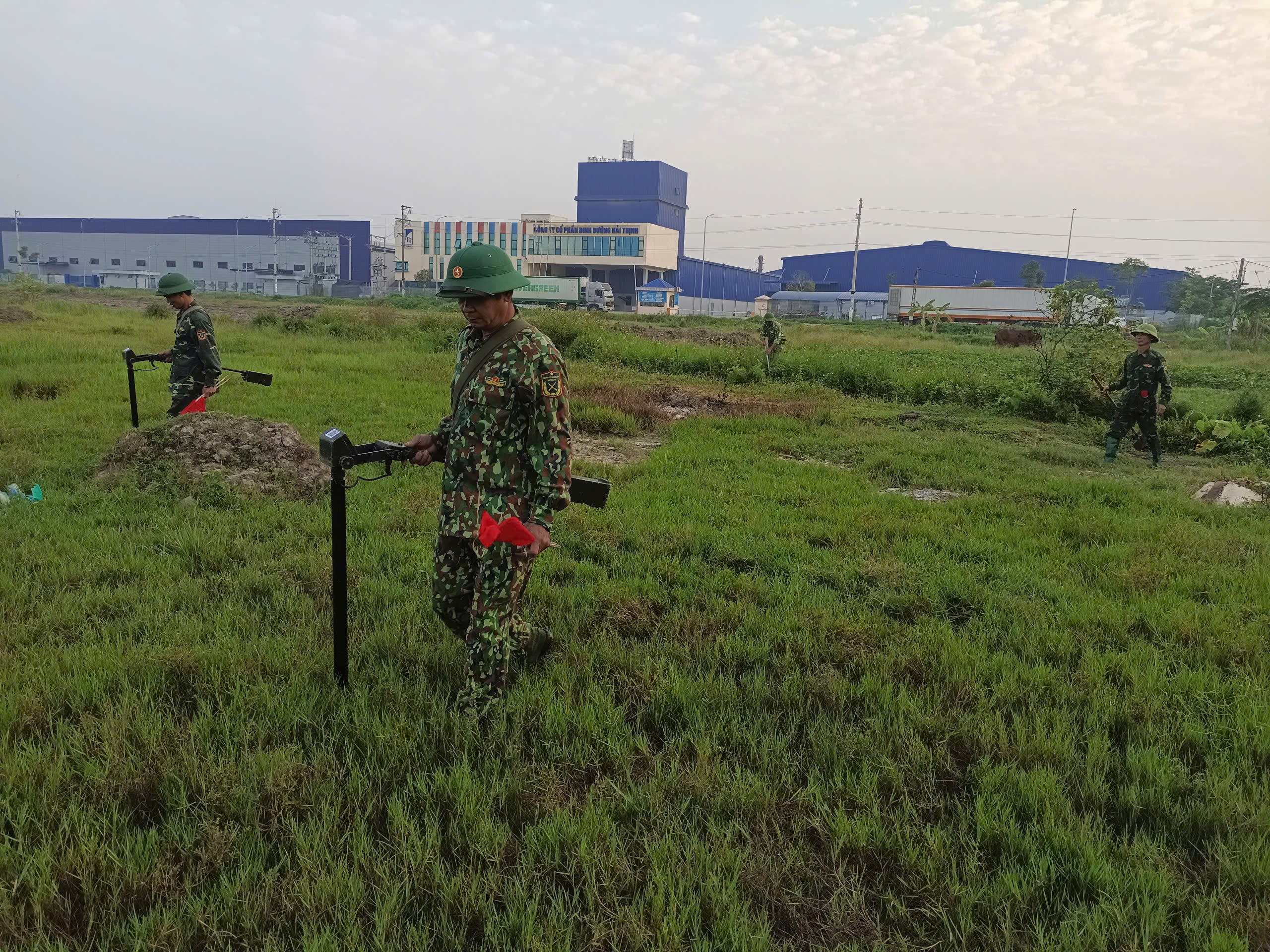 Tiến hành rà phá Bom, Mìn, vật nổ Dự án Cụm công nghiệp Đoan Bái