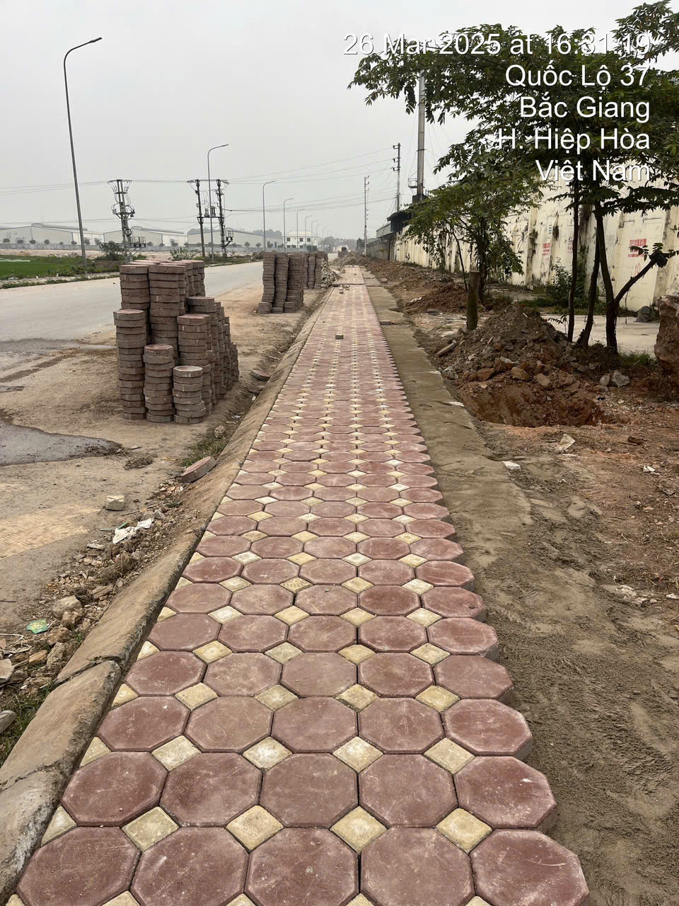 Thi công vỉa hè tuyến đường chính CCN Đoan Bái